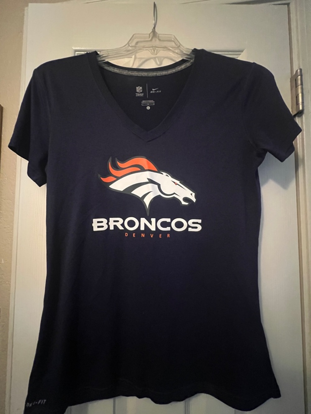 Nike NFL Navy Dri-FIT V-Neck Denver Broncos Team Apparel Tee Women’s large